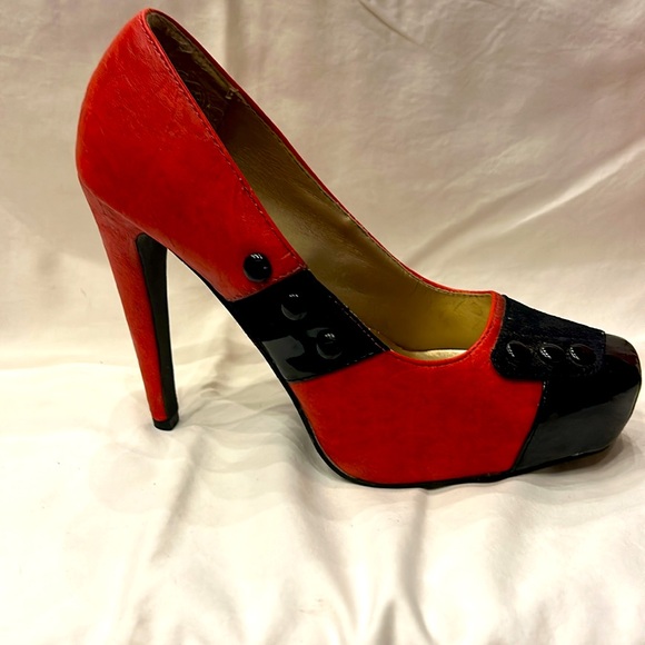 Qupid - Unique Red and Black Pump. Size 8 - Picture 2 of 9